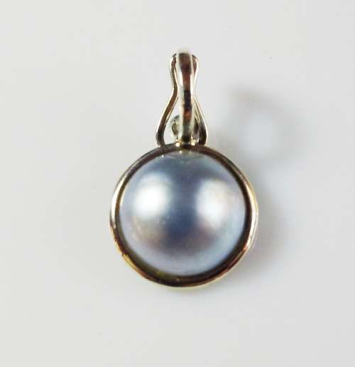 ***IN STOCK***BEAUTIFUL MABE PENDANT SET IN 9CT WHITE GOLD