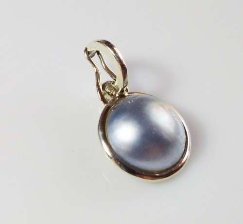 ***IN STOCK***BEAUTIFUL MABE PENDANT SET IN 9CT WHITE GOLD