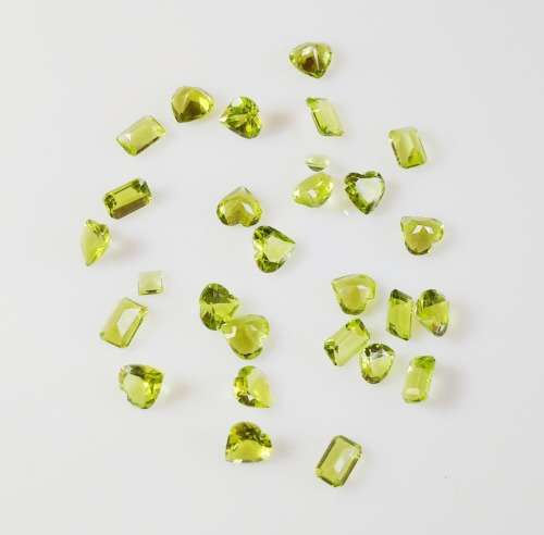 ***IN STOCK!!!***28 PERIDOTS TOTALLING 20CT