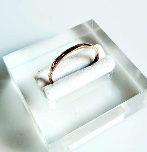 ***IN STOCK!!*** 9CT SOLID GOLD, 0.8 GRAM, 2MM WIDE WEDDING RING SIZE 8