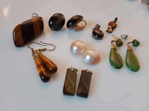 Some pieces of jewelry with semi precious polished stones and 2 unset mabe pearls