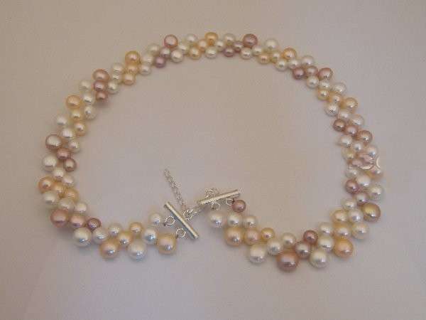 **R1 430** So beautifull, Fresh water pearls weaving alternately with a solid sterling silver clasp