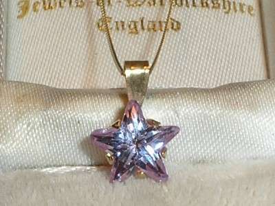 9CT GOLD LOVELY LILAC STAR PENDANT & 18" CHAIN!
