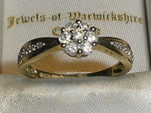 LOVELY 9CT SOLID GOLD .25ct DIAMOND CLUSTER RING - Size 6