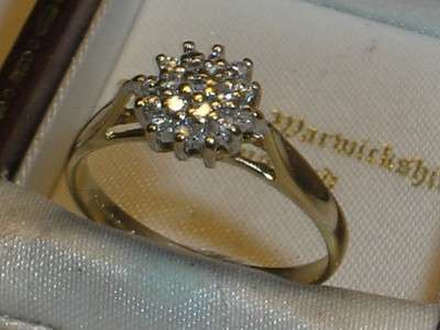 LOVELY 9CT SOLID GOLD DIAMOND CLUSTER RING - Size 8