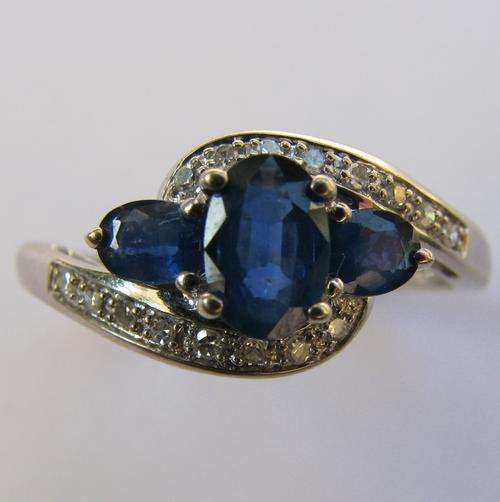 ***R27 600*** SUPERB 9CT WHITE GOLD SAPPHIRE & DIAMOND RING Q
