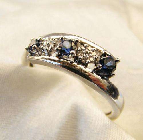 ***R16 844*** .40CT ROUND CUT SAPPHIRE & DIAMOND RING