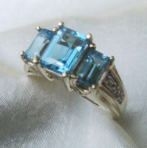 ***MONEY-BACK GUARANTEE*** A FINE 9CT YELLOW GOLD BLUE TOPAZ & DIAMOND LADIES RING SIZE J