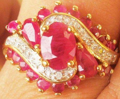 A FINE 9CT YELLOW GOLD RUBY & DIAMOND STUNNING LADIES RING SIZE P