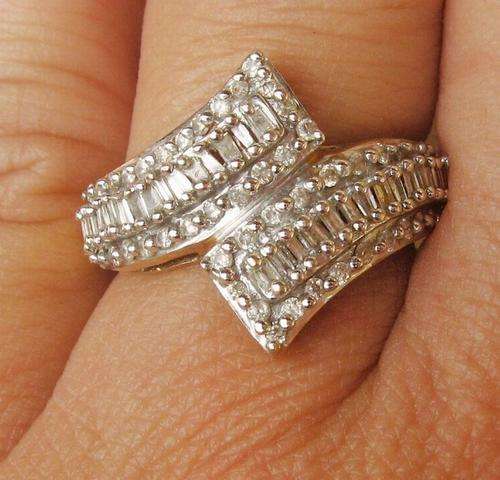***MONEY-BACK GUARANTEE*** A FINE 9CT YELLOW GOLD 1.00 CARAT BAGUETTE DIAMOND RING SIZE M