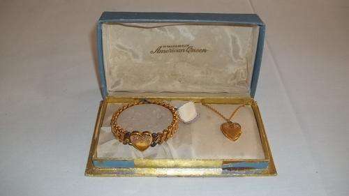 RARE ANTIQUE 1940's AMERICAN QUEEN "SWEETHEART SERIES" LOCKET PENDANT AND CHAIN AND BRACELET SET