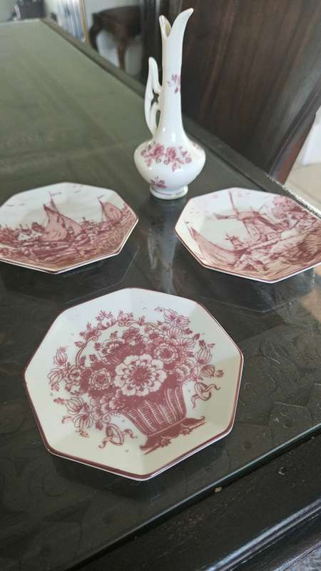 Vintage pink delft decor
