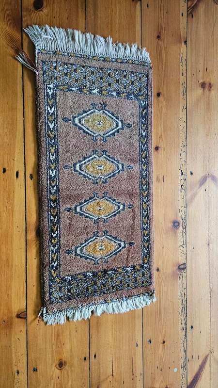 Small vintage Persian rug 67cm x 31cm incl frey