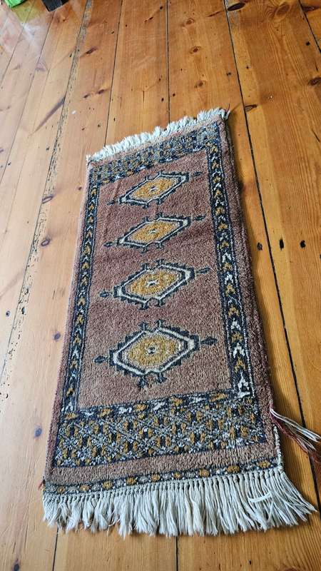 Small vintage Persian rug 67cm x 31cm incl frey