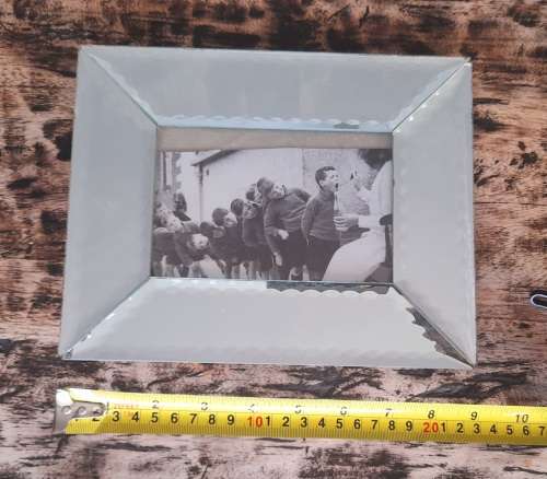 beautyful looking mirror picture frame
