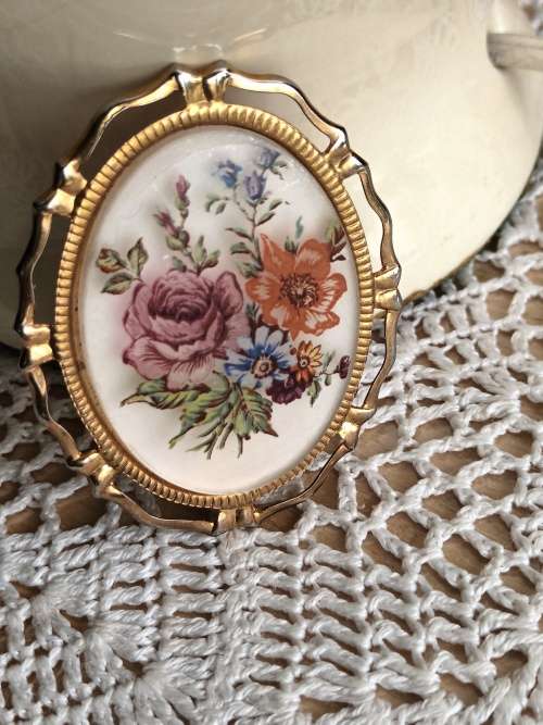 VINTAGE GOLD TONED SCARF RING WITH APPLIED FLOWERS