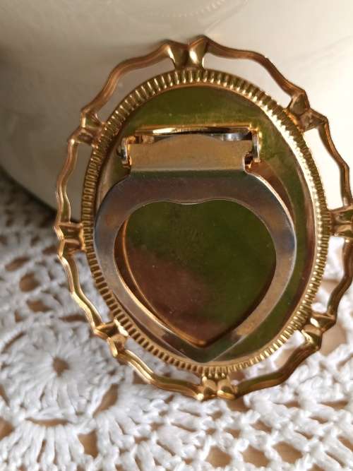 VINTAGE GOLD TONED SCARF RING WITH APPLIED FLOWERS