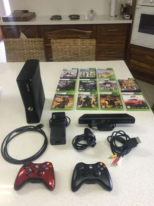 Xbox 360 S + 2 Wireless Controllers + Xbox 360 Kinect + 11 games