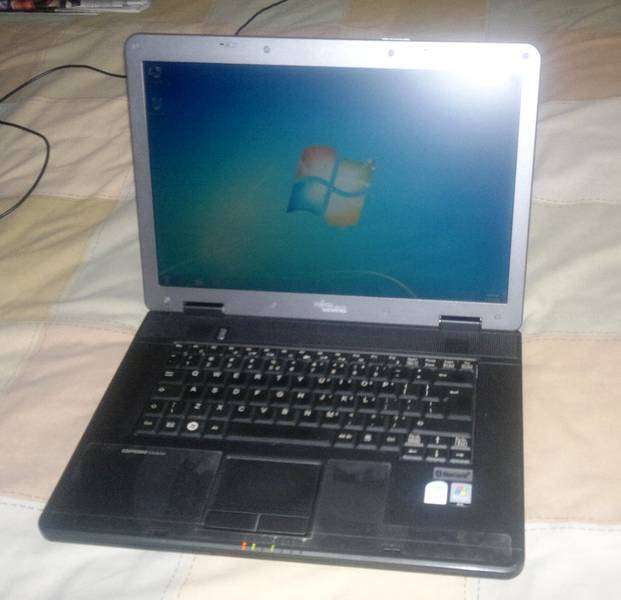 *****cRAZY R1 Auction******Fujitsu Siemens Laptop Esprimo 1.6Ghz Dual Core - Excellent Condition