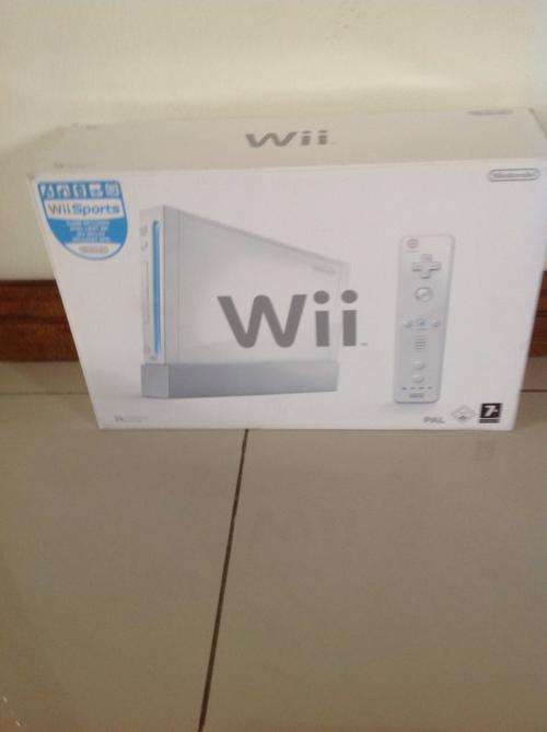 Nintendo wii, 2 controllers, 2 nunchucks and motion sensor in mint condition.