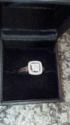 9 ct WHITE GOLD CLUSTER DIAMOND ENGAGEMENT RING