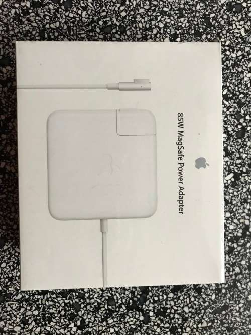 15inch**Macbook Pro Retina , 16GB Ram 512 GB SSD  **Damaged Screen*Sealed Charger inc