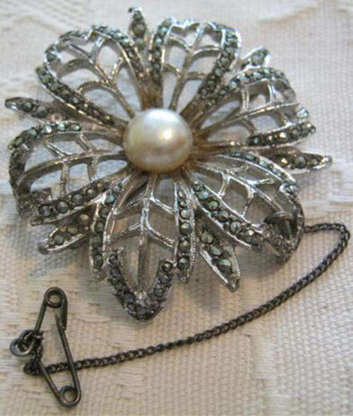 VINTAGE MARCASITE BROOCH WITH A CENTRAL " PEARL "