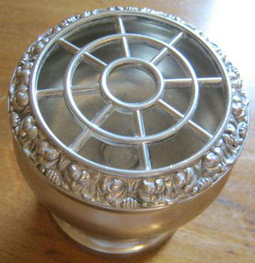 SMALL, HEAVY QUALITY SILVER PLATED ROSE BOWL, CONDITION GOOD.