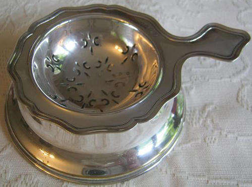 R1.00    DAINTY HALLMARKED SILVER TEA STRAINER " MARRIED " WITH A SILVERPLATED BOWL.