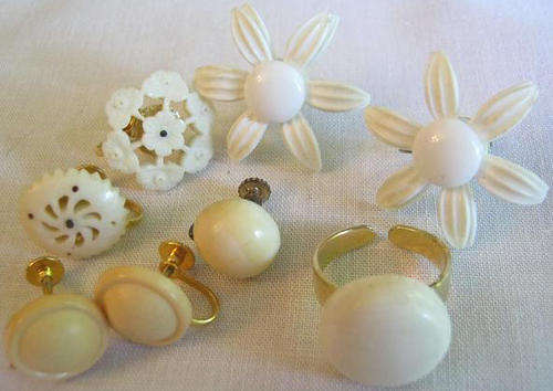 ASSORTMENT OF VINTAGE JEWELLERY, TWO PAIRS OF EARINGS, ONE RING AND ODDS.