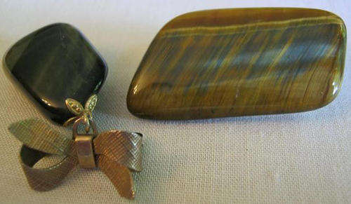 TWO VINTAGE SEMI PRECIOUS BROOCHES.