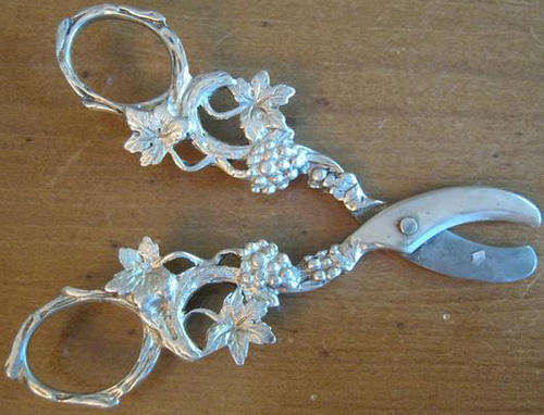 R1.00   BEAUTIFUL PAIR OFVINTAGE SILVER PLATED GRAPE SCISSORS IN GOOD WORKING CONDITION.