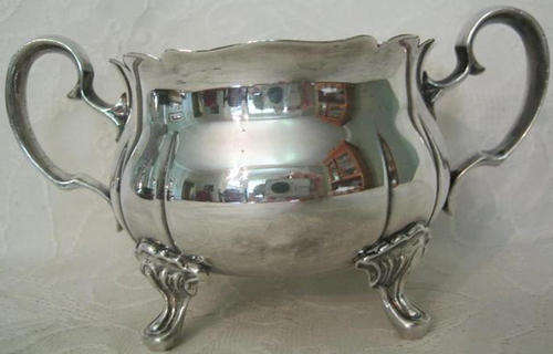 VINTAGE, GOOD QUALITY, SILVER PLATED SUGAR BOWL IN GOOD CONDITION.