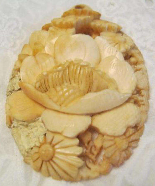 ANTIQUE, HAND CARVED IVORY PENDANT WITH SOME DAMAGE.