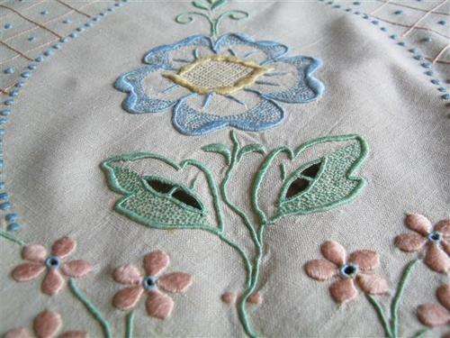 STUNNING AND BEAUTIFUL, GENUINE MADERIA EMBROIDERED TEA CLOTH MADE WITH QUALITY LINEN.