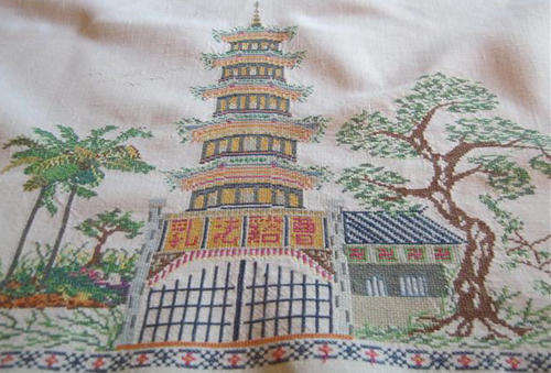 A BEAUTIFUL, VINTAGE TEA CLOTH, EXPERTLY HANDSTITCHED IN CROSS STITCH WITH A CHINESE DESIGN.