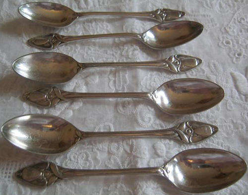 VINTAGE, SET OF SIX ART NOUVEAU, SILVER PLATED TEASPOONS IN GREAT VINTAGE CONDITION.