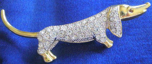 22CT GOLD PLATED " SASAUGE DOG " HONEY BROOCH WITH CRYSTAL DIAMANTE DETAIL.