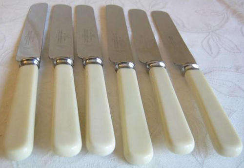 R1.00   SET OF SIX, VINTAGE BAKERLITE HANDLED BUTTER KNIVES IN AS NEW CONDITION.