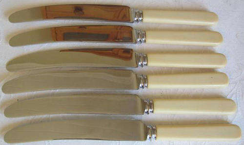 R1.00  SET OF 6 WARRANTED SHEFFIELD, STAINLESS STEEL DINNER KNIVES WITH BAKERLITE HANDLES.
