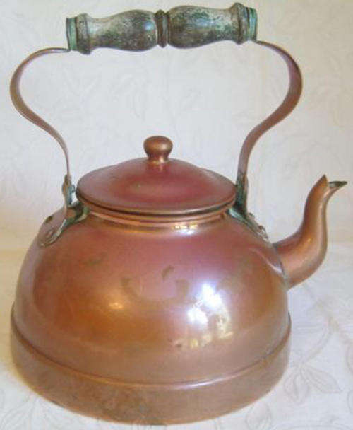 VINTAGE COPPER KETTLE WITH A WOODEN HANDLE THAT CAN BE ADJUSTED.
