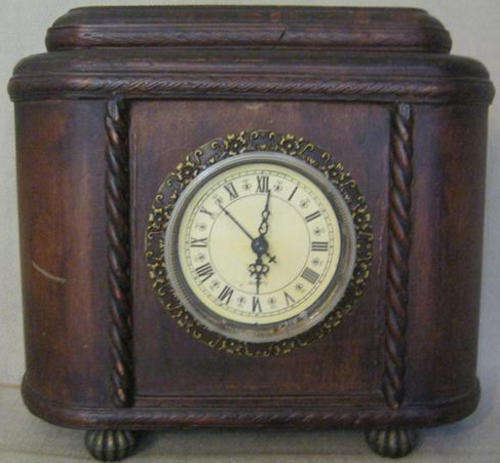 ATTRACTIVE, ANTIQUE LOOKING WOODEN MANTEL CLOCK.