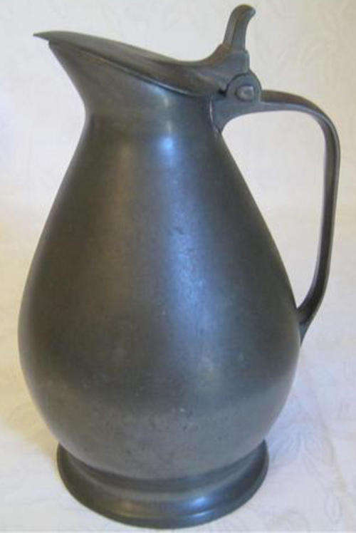 A LARGE, ELEGANT WELL MADE  VINTAGE PEWTER PITCHER WITH LID..