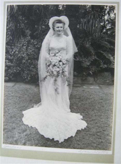 EVERYBODY LOVES A BRIDE !! 1940s PHOTO OF A BEAUTIFUL YOUNG BRIDE.