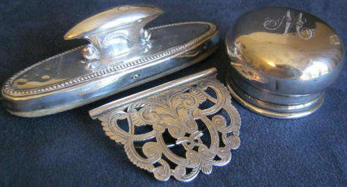 ASSORTMENT OF THREE HALL MARKED SILVER ITEMS.