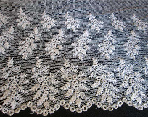 BEAUTIFUL PIECE OF EMBROIDERED ANTIQUE LACE, APPROX 80cm LONG