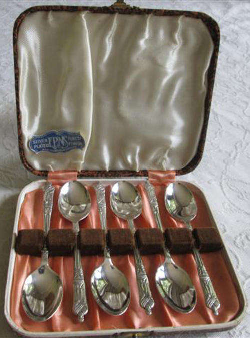 VINTAGE, SHEFFIELD SILVER PLATED SET OF SIX MATCHING APOSTLE TEASPOONS IN ORIGINAL PRESENTATION BOX.