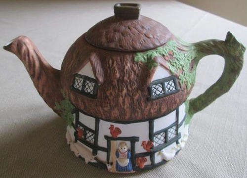 "COTTAGES"  PORCELAIN DISPLAY TEA POT, STAFFORDSHIRE TABLEWARE, ENGLAND, CHRISTOPHER  WREN GREAT   .