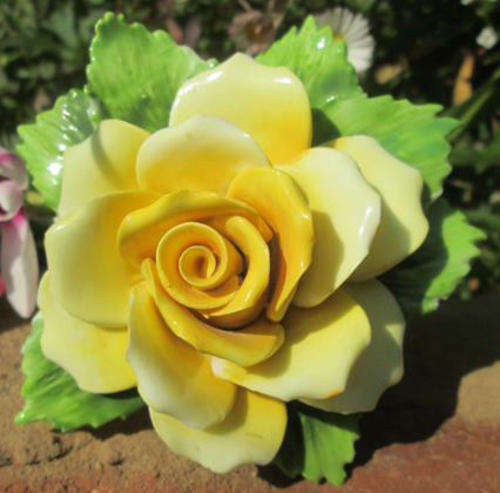 ROYAL ADDERLEY BONE CHINA YELLOW ROSE IN CONTAINER, NO DAMAGE.