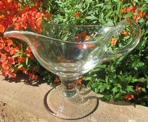 TALL AND ELEGANT, GLASS SAUCE/CUSTARD JUG (BOAT) PERFECT !!